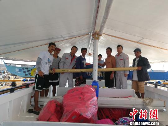 中國(guó)援助菲律賓PGN大橋工程可行性研究項(xiàng)目”（ThePanay-Guimaras-NegrosBridgeProject）海洋水深測(cè)量勘測(cè)人員，3月1日在吉馬拉斯海峽作業(yè)時(shí)，成功營(yíng)救兩名菲律賓落水漁民。圖為兩位漁民及家屬對(duì)進(jìn)行營(yíng)救的中國(guó)勘測(cè)人員合影表達(dá)感謝。 中交公路規(guī)劃設(shè)計(jì)院有限公司 攝